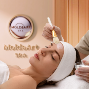 joven mujer con una mascarilla facial en una sesión de Masajes y Servicios de Spa y Estética En Fusagasugá y Girardot