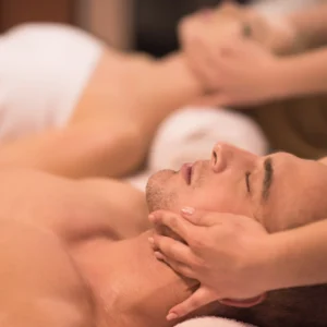 una pareja tranquila y relajada en un Regalo de Spa Para Pareja en Girardot y Fusagasugá