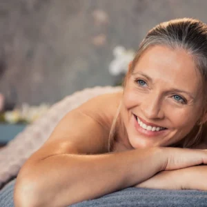 una mujer feliz en un plan de Rejuvenecimiento Facial y Corporal Integral en Fusagasugá