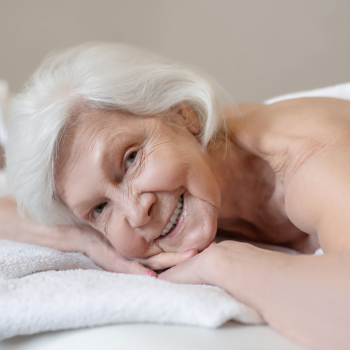 mujer mayor en el Mejor Regalo Para Mamá en Girardot en un plan de Plan Integral de Spa para el Adulto Mayor